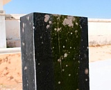 Белые пятна на гранитном памятнике: причины и устранение